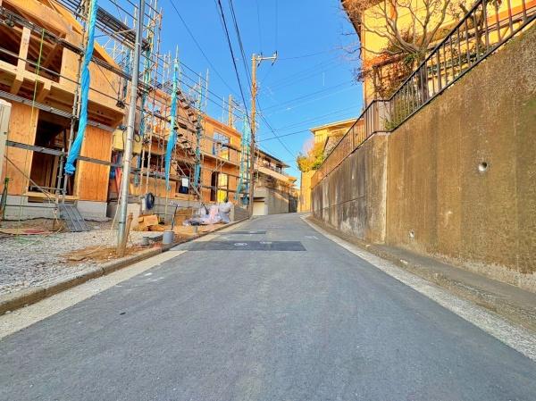 �_�ސ쌧���l�s��q��X���u2���ڂ̐V�z��ˌ��Ă̑O�ʓ��H�܂ތ��n�ʐ^