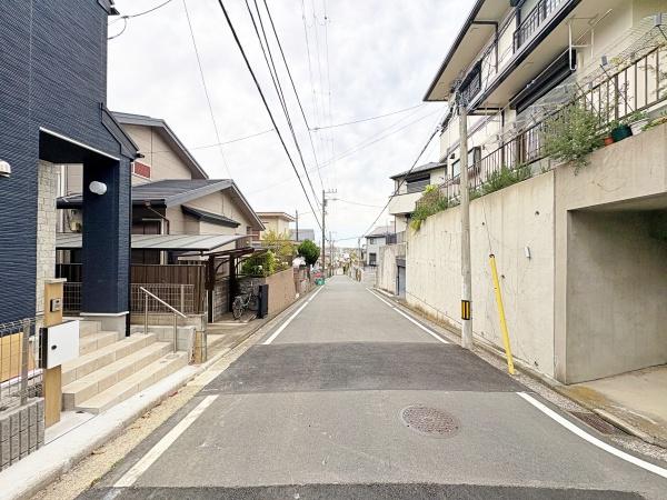 �_�ސ쌧���l�s��q��X���u2���ڂ̐V�z��ˌ��Ă̑O�ʓ��H�܂ތ��n�ʐ^