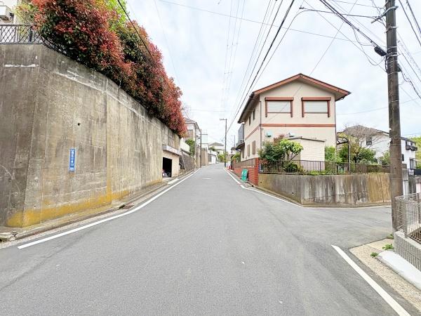 �_�ސ쌧���l�s��q��X���u2���ڂ̐V�z��ˌ��Ă̑O�ʓ��H�܂ތ��n�ʐ^