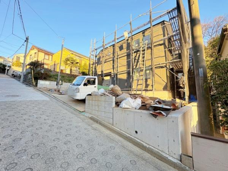 �_�ސ쌧���l�s�`�k��V�g�c��1���ڂ̐V�z��ˌ��Ă̑O�ʓ��H�܂ތ��n�ʐ^