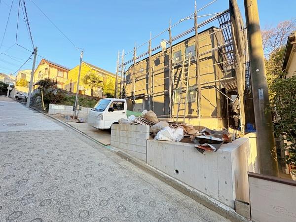 �_�ސ쌧���l�s�`�k��V�g�c��1���ڂ̐V�z��ˌ��Ă̑O�ʓ��H�܂ތ��n�ʐ^