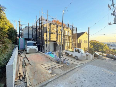 �_�ސ쌧���l�s�`�k��V�g�c��1���ڂ̐V�z��ˌ��Ă̑O�ʓ��H�܂ތ��n�ʐ^