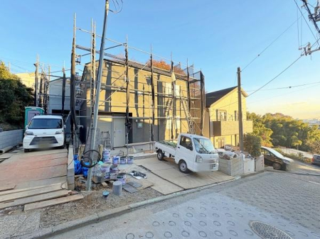 �_�ސ쌧���l�s�`�k��V�g�c��1���ڂ̐V�z��ˌ��Ă̑O�ʓ��H�܂ތ��n�ʐ^