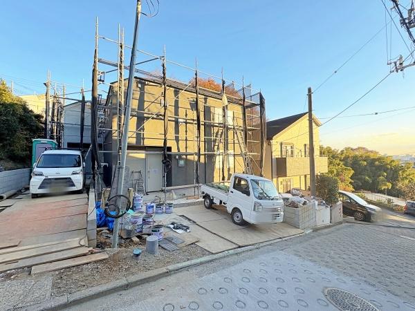 �_�ސ쌧���l�s�`�k��V�g�c��1���ڂ̐V�z��ˌ��Ă̑O�ʓ��H�܂ތ��n�ʐ^