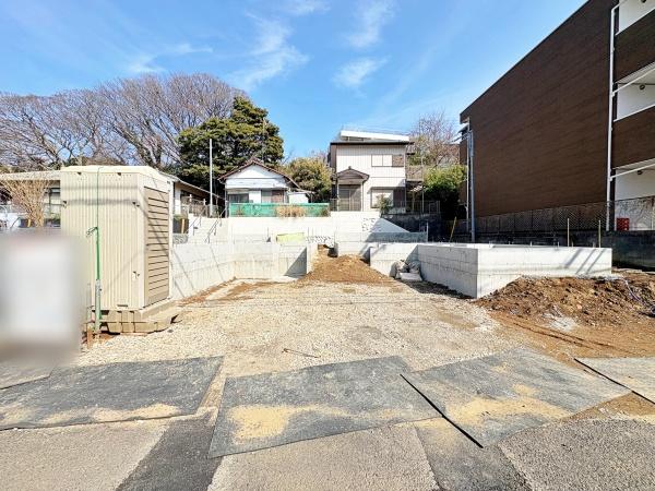 �_�ސ쌧���q�s��4���ڂ̐V�z��ˌ��Ă̑O�ʓ��H�܂ތ��n�ʐ^