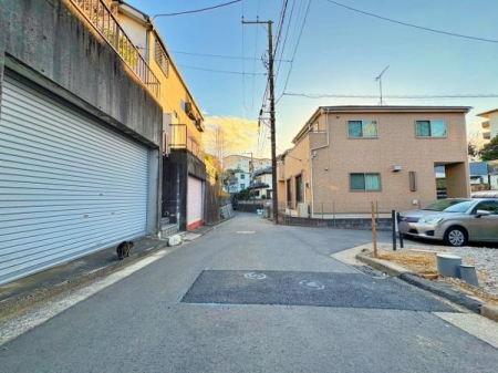 �_�ސ쌧���l�s��q��X���u2���ڂ̐V�z��ˌ��Ă̑O�ʓ��H�܂ތ��n�ʐ^