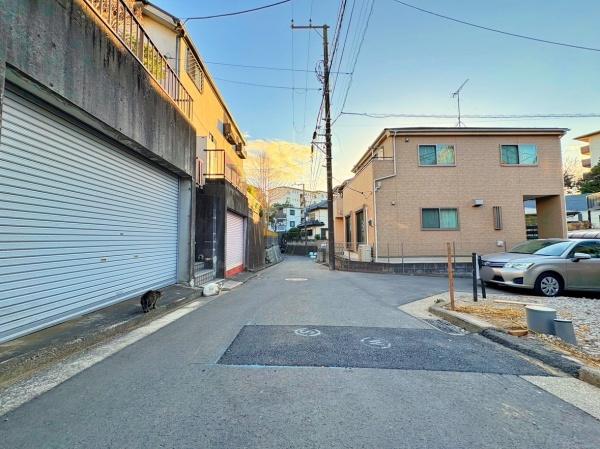 �_�ސ쌧���l�s��q��X���u2���ڂ̐V�z��ˌ��Ă̑O�ʓ��H�܂ތ��n�ʐ^