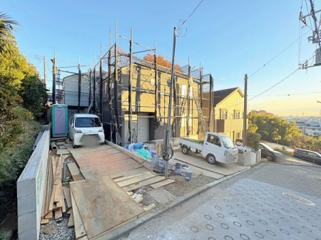 �_�ސ쌧���l�s�`�k��V�g�c��1���ڂ̐V�z��ˌ��Ă̑O�ʓ��H�܂ތ��n�ʐ^