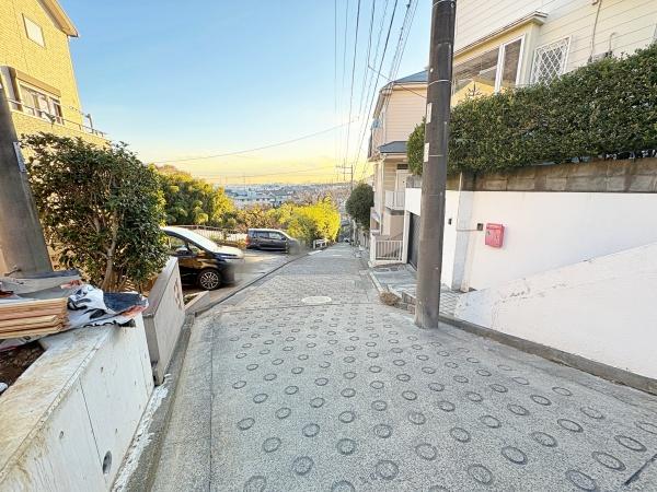 �_�ސ쌧���l�s�`�k��V�g�c��1���ڂ̐V�z��ˌ��Ă̑O�ʓ��H�܂ތ��n�ʐ^