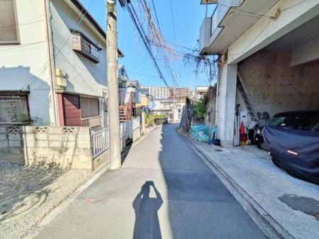 �_�ސ쌧���l�s�����ԑ�̐V�z��ˌ��Ă̑O�ʓ��H�܂ތ��n�ʐ^