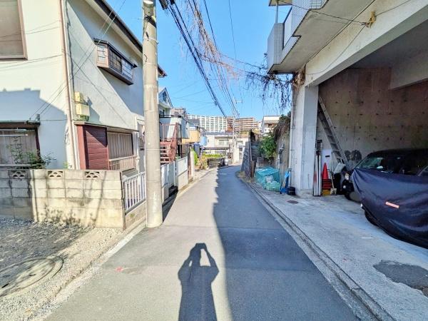 �_�ސ쌧���l�s�����ԑ�̐V�z��ˌ��Ă̑O�ʓ��H�܂ތ��n�ʐ^