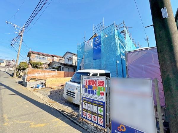 �_�ސ쌧����s�Ŗ߂̐V�z��ˌ��Ă̑O�ʓ��H�܂ތ��n�ʐ^