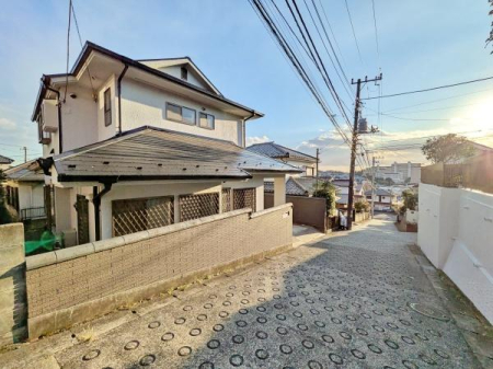 �_�ސ쌧���l�s����㔒��2���ڂ̒��È�ˌ��Ă̑O�ʓ��H�܂ތ��n�ʐ^