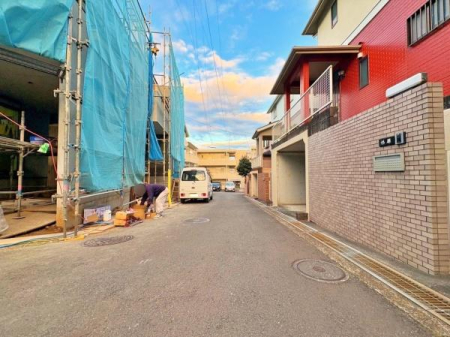 �_�ސ쌧���l�s�`���`��1���ڂ̐V�z��ˌ��Ă̑O�ʓ��H�܂ތ��n�ʐ^