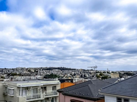 �_�ސ쌧���l�s�`���`��1���ڂ̐V�z��ˌ��Ă̏Z�˂���̒��]�ʐ^