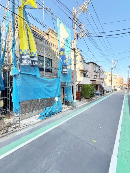 �_�ސ쌧���l�s��撆����2���ڂ̐V�z��ˌ��Ă̑O�ʓ��H�܂ތ��n�ʐ^