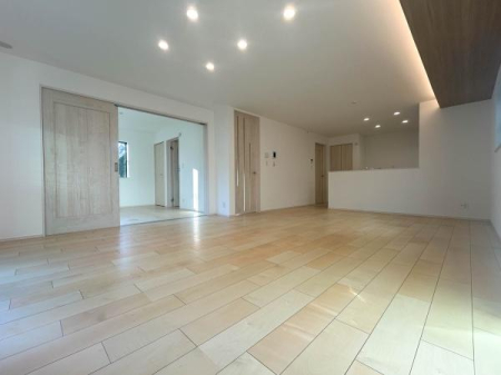 �_�ސ쌧���l�s�s�}�擌�R�c4���ڂ̐V�z��ˌ��Ẵ��r���O