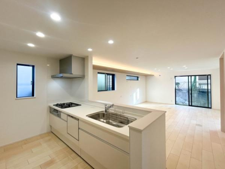 �_�ސ쌧���l�s�s�}�擌�R�c4���ڂ̐V�z��ˌ��Ẵ��r���O