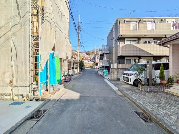 �_�ސ쌧���l�s�����Z�Y3���ڂ̐V�z��ˌ��Ă̑O�ʓ��H�܂ތ��n�ʐ^