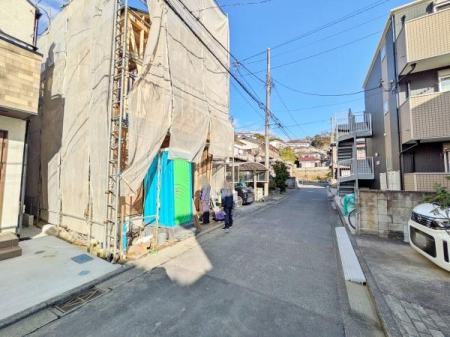 �_�ސ쌧���l�s�����Z�Y3���ڂ̐V�z��ˌ��Ă̑O�ʓ��H�܂ތ��n�ʐ^