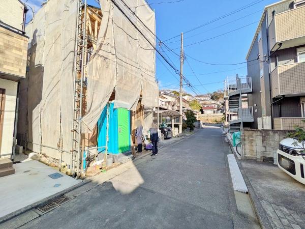 �_�ސ쌧���l�s�����Z�Y3���ڂ̐V�z��ˌ��Ă̑O�ʓ��H�܂ތ��n�ʐ^