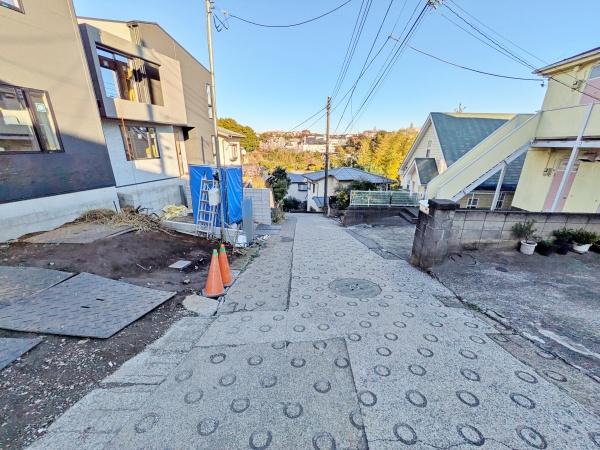 �_�ސ쌧���l�s�˒ˋ敽�˒��̐V�z��ˌ��Ă̑O�ʓ��H�܂ތ��n�ʐ^