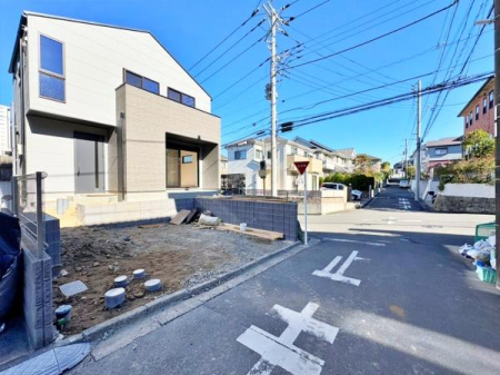 �_�ސ쌧���l�s����折���J��1���ڂ̐V�z��ˌ��Ă̑O�ʓ��H�܂ތ��n�ʐ^