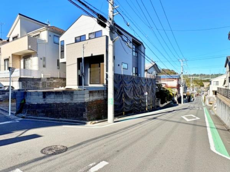 �_�ސ쌧���l�s����折���J��1���ڂ̐V�z��ˌ��Ă̑O�ʓ��H�܂ތ��n�ʐ^