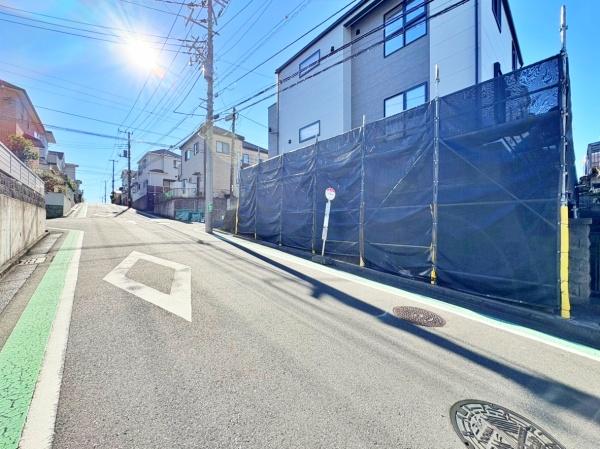 �_�ސ쌧���l�s����折���J��1���ڂ̐V�z��ˌ��Ă̑O�ʓ��H�܂ތ��n�ʐ^