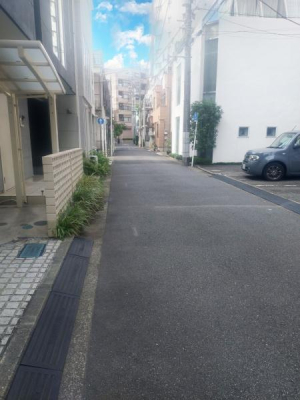 �_�ސ쌧���l�s����ԍ璬4���ڂ̒��È�ˌ��Ă̑O�ʓ��H�܂ތ��n�ʐ^