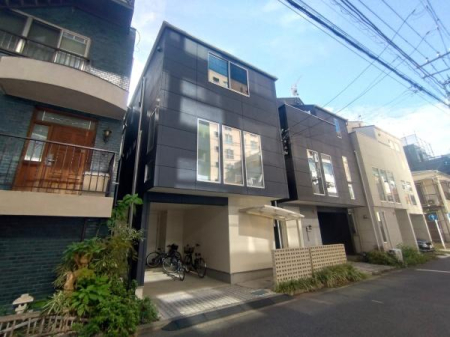 �_�ސ쌧���l�s����ԍ璬4���ڂ̒��È�ˌ��Ă̑O�ʓ��H�܂ތ��n�ʐ^