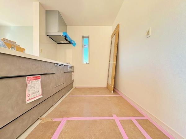 �_�ސ쌧���l�s�_�ސ��O�c��쒬�̐V�z��ˌ��ẴL�b�`��