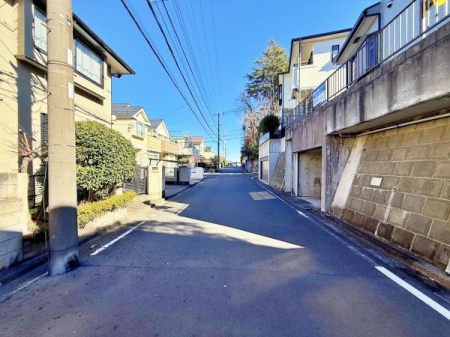 �_�ސ쌧���l�s���剪4���ڂ̒��È�ˌ��Ă̑O�ʓ��H�܂ތ��n�ʐ^