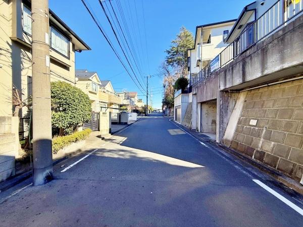 �_�ސ쌧���l�s���剪4���ڂ̒��È�ˌ��Ă̑O�ʓ��H�܂ތ��n�ʐ^