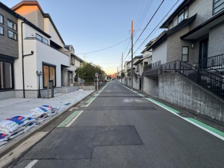 �_�ސ쌧���l�s�ۓy�P�J�挠����1���ڂ̐V�z��ˌ��Ă̑O�ʓ��H�܂ތ��n�ʐ^