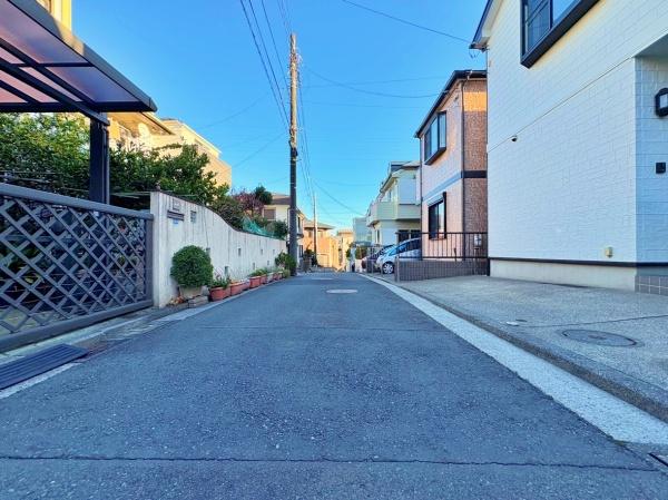 �_�ސ쌧���l�s�˒ˋ拂��6���ڂ̒��È�ˌ��Ă̑O�ʓ��H�܂ތ��n�ʐ^