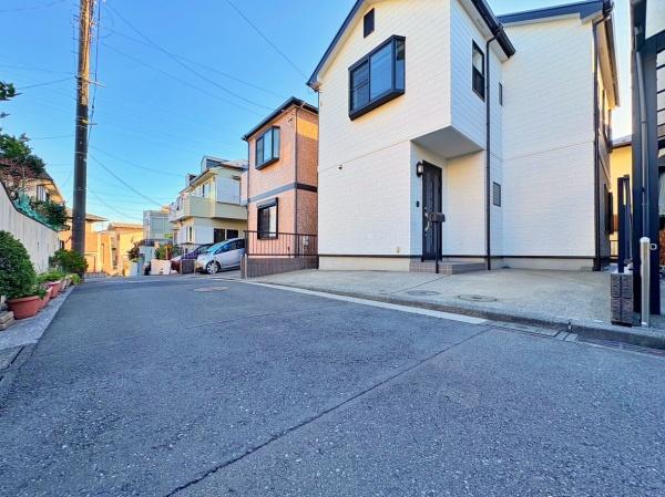 �_�ސ쌧���l�s�˒ˋ拂��6���ڂ̒��È�ˌ��Ă̑O�ʓ��H�܂ތ��n�ʐ^