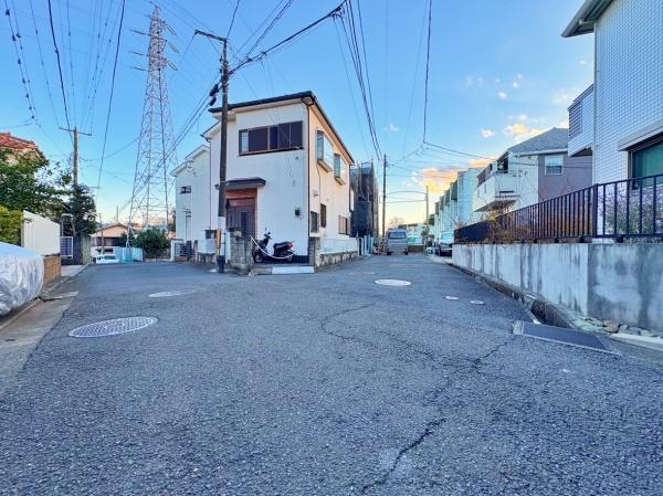 �_�ސ쌧���l�s�˒ˋ拂��6���ڂ̒��È�ˌ��Ă̑O�ʓ��H�܂ތ��n�ʐ^