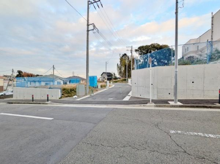 �_�ސ쌧���l�s�˒ˋ�����̐V�z��ˌ��Ă̑O�ʓ��H�܂ތ��n�ʐ^