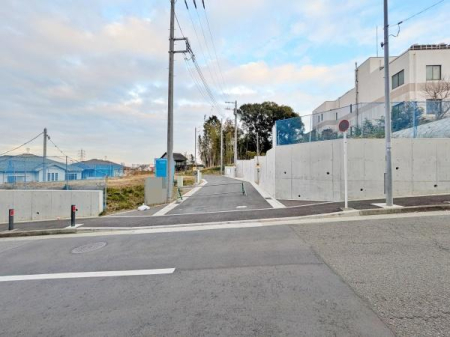 �_�ސ쌧���l�s�˒ˋ�����̐V�z��ˌ��Ă̑O�ʓ��H�܂ތ��n�ʐ^