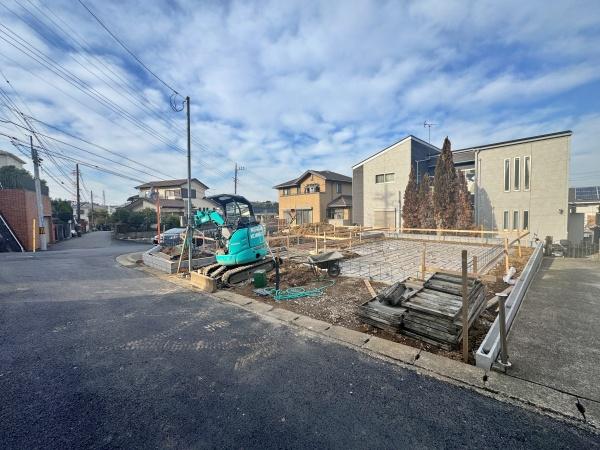 �_�ސ쌧���l�s��������J2���ڂ̐V�z��ˌ��Ă̑O�ʓ��H�܂ތ��n�ʐ^