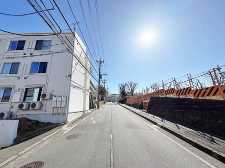 �_�ސ쌧���l�s���攒��7���ڂ̐V�z��ˌ��Ă̑O�ʓ��H�܂ތ��n�ʐ^