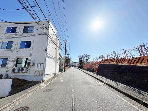 �_�ސ쌧���l�s���攒��7���ڂ̐V�z��ˌ��Ă̑O�ʓ��H�܂ތ��n�ʐ^