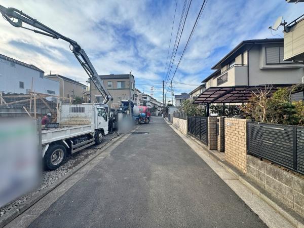 �_�ސ쌧���l�s����P�����̐V�z��ˌ��Ă̑O�ʓ��H�܂ތ��n�ʐ^