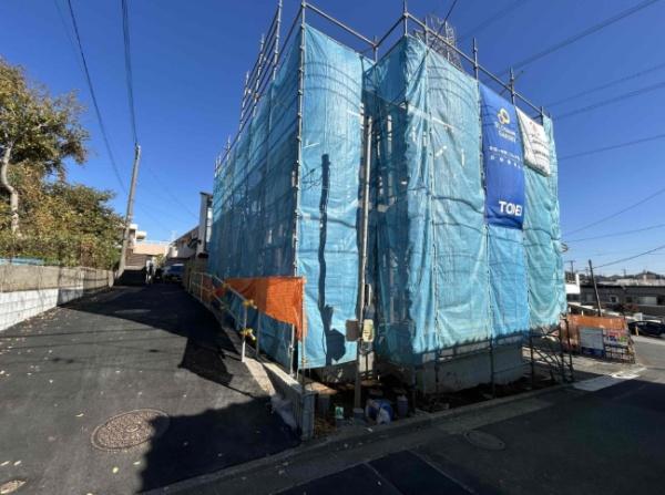 �_�ސ쌧���l�s���擌��]���u�̐V�z��ˌ��Ă̑O�ʓ��H�܂ތ��n�ʐ^