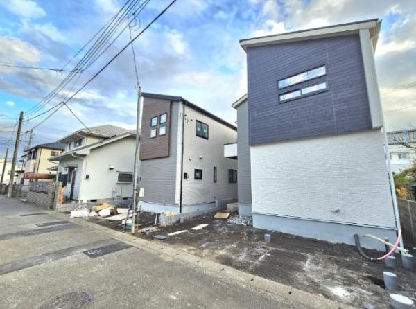 �_�ސ쌧���l�s����P�����̐V�z��ˌ��Ă̑O�ʓ��H�܂ތ��n�ʐ^