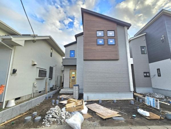 �_�ސ쌧���l�s����P�����̐V�z��ˌ��Ă̑O�ʓ��H�܂ތ��n�ʐ^