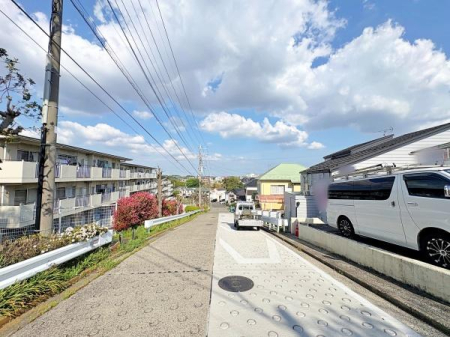 �_�ސ쌧���l�s�΋�\���s�꒬�̒��È�ˌ��Ă̑O�ʓ��H�܂ތ��n�ʐ^