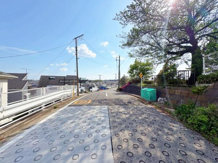 �_�ސ쌧���l�s�΋�\���s�꒬�̒��È�ˌ��Ă̑O�ʓ��H�܂ތ��n�ʐ^