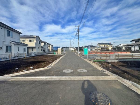 �_�ސ쌧���l�s���J��{��1���ڂ̐V�z��ˌ��Ă̑O�ʓ��H�܂ތ��n�ʐ^